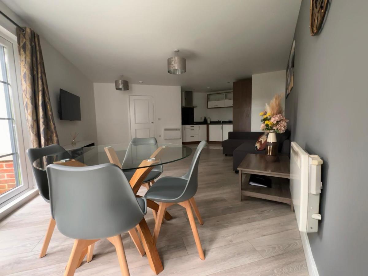 Luxury Apartments - Wallis Square, Farnborough Farnborough  Kültér fotó